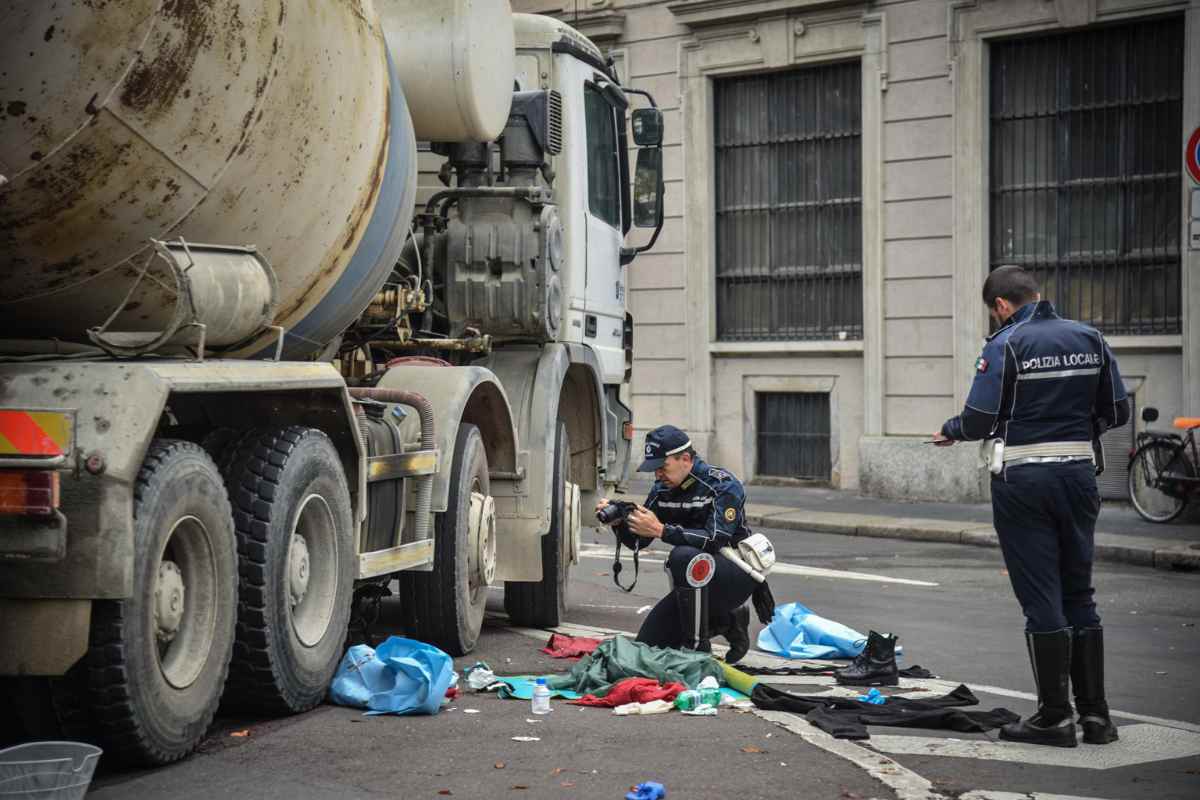 Donna in bici travolta e uccisa da una betoniera a Milano