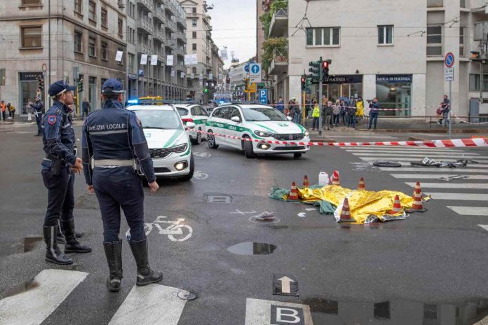 Rilievi dei vigili urbani sul luogo dell'incidente Donna in bici travolta e uccisa da una betoniera a Milano