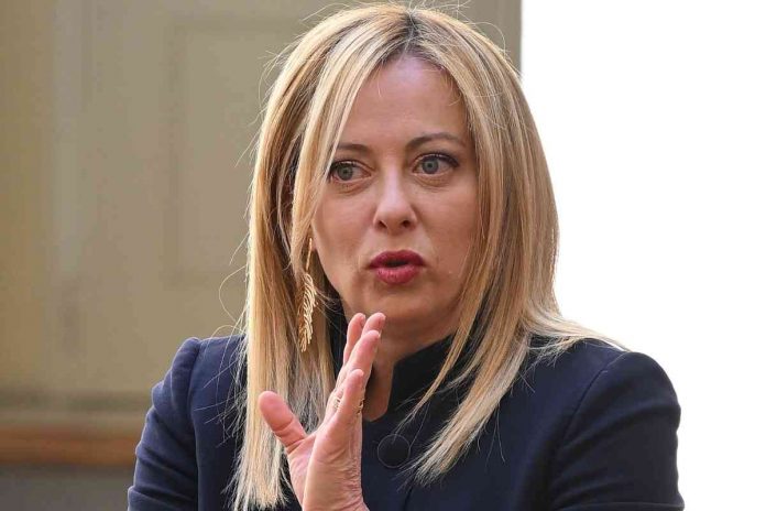 Giorgia Meloni parla dei migranti Migranti, Giorgia Meloni intervistata da Il Foglio