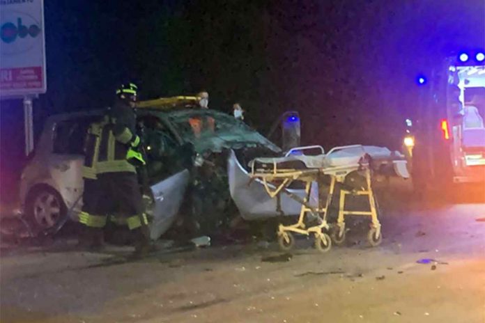 Incidente mortale a Bitonto, quattro giovani morti Quattro giovani sono morti e due sono rimasti feriti in uno schianto frontale a Bitonto: la dinamica