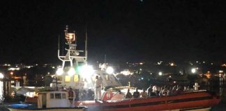 Migranti: affonda un barchino a Lampedusa, 20 dispersi