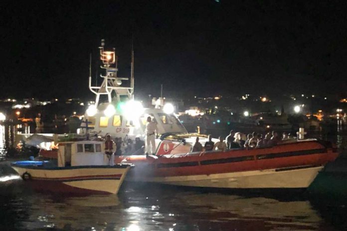 Migranti: affonda un barchino a Lampedusa, 20 dispersi