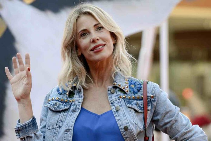 Alessia Marcuzzi si scatena in strada