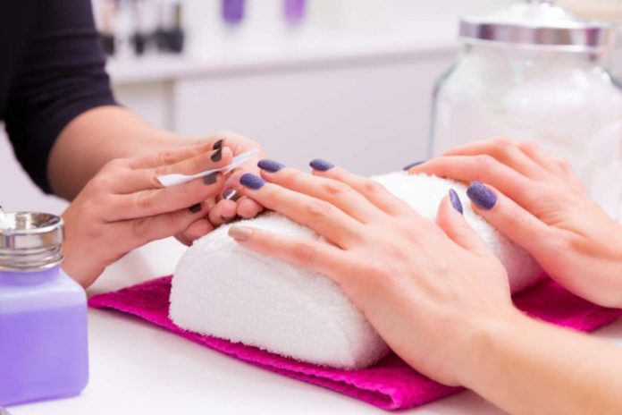 nail art mandorla russa