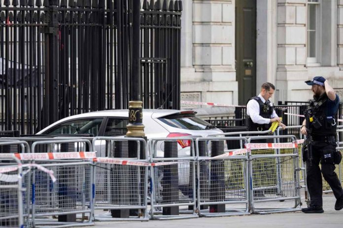 Auto si schianta contro i cancelli di Downing Street Un'automobile si è schiantata contro i cancelli di Downing Street, la residenza del premier britannico Rishi Sunak con la famiglia, a Londra.