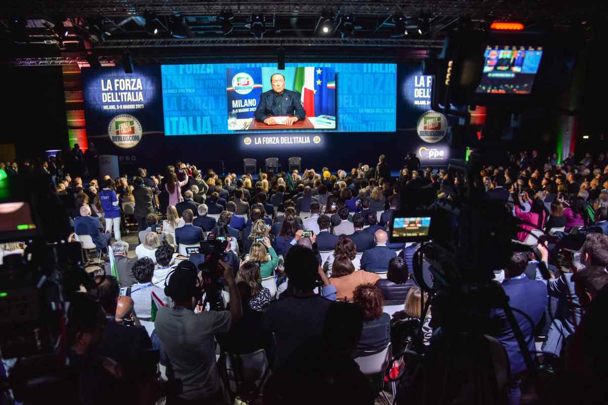 Standing ovation e applausi per Silvio Berlusconi alla convention di Forza Italia