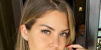 Costanza Caracciolo mostra i risultati del microblading