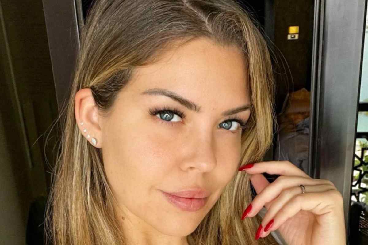 Costanza Caracciolo mostra i risultati del microblading