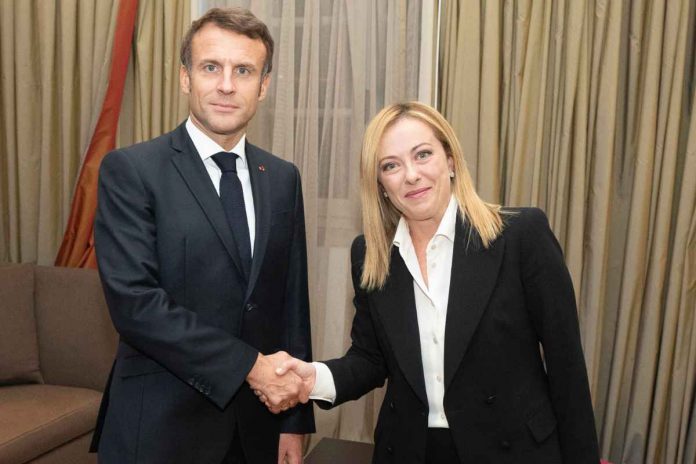 Consiglio d'Europa: segnali di distensione tra Meloni e Macron