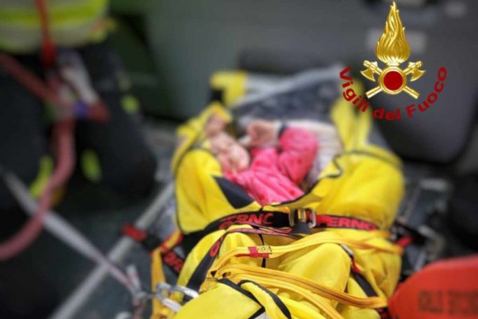 Maltempo in Emilia Romagna: i vigili del fuoco salvano due neonate