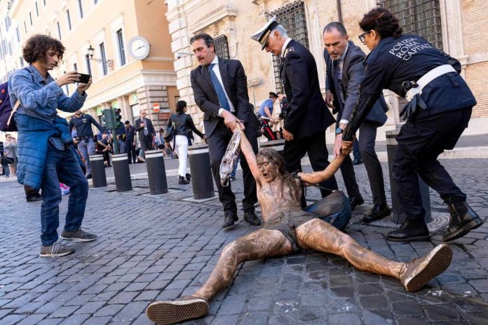 Nuovo blitz degli ambientalisti a Palazzo Madama Senato, blitz con fango degli ambientalisti, Marti (Lega):