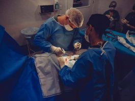 I medici dell'equipe di Giulio Maccauro hanno salvato la mano destra di una donna colpita da un tumore raro. 