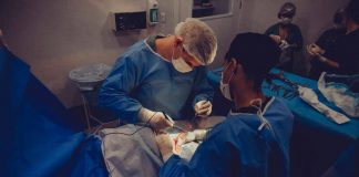 I medici dell'equipe di Giulio Maccauro hanno salvato la mano destra di una donna colpita da un tumore raro. 