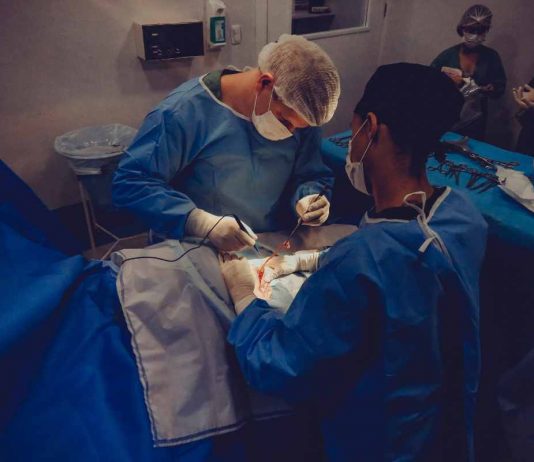 I medici dell'equipe di Giulio Maccauro hanno salvato la mano destra di una donna colpita da un tumore raro. 