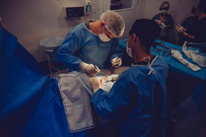 Operazione chirurgica (generica) I medici dell'equipe di Giulio Maccauro hanno salvato la mano destra di una donna colpita da un tumore raro.