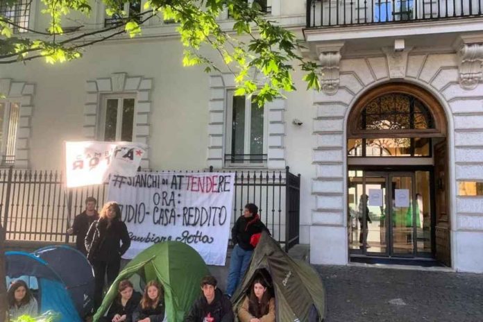 Protesta studenti universitari contro il caro affitti Caro Affitti studenteschi: Il Cdm sblocca 660 milioni per gli alloggi universitari