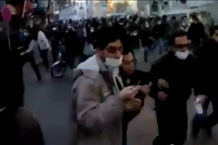 Iran, giustiziati tre manifestanti, Ue: 