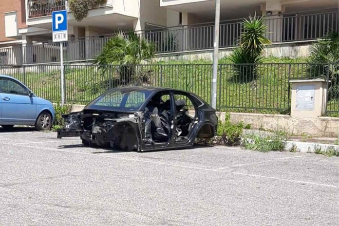 Roma, auto rubata legata a un palo e scaricata da un furgone Roma, indetto il bando della polizia locale, il Sulpl:
