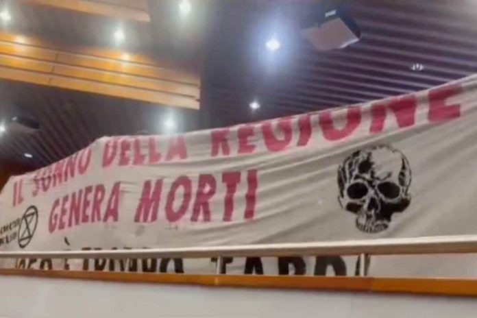 Striscione ambientalisti in Emilia Romagna Emilia Romagna, blitz degli ambientalisti sporchi di fango durante l'assemblea
