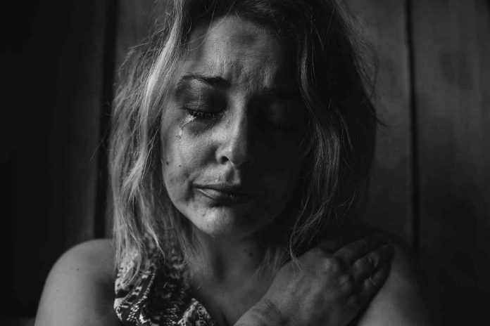 Violenza sulle donne (foto generica) Picchia brutalmente la compagna minorenne per costringerla ad abortire: 20enne arrestato