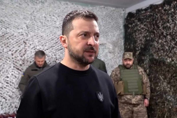 Ucraina, Zelensky visita il fronte per celebrare i marines: 