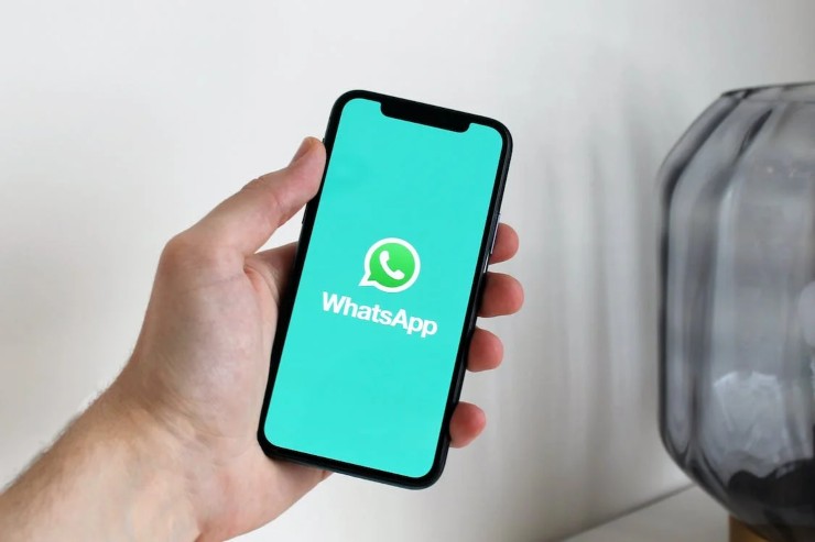 Il trucco per sapere chi ti scrive su WhatsApp