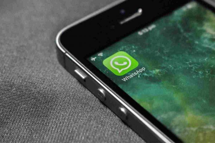 Il trucco per sapere chi ti scrive su WhatsApp