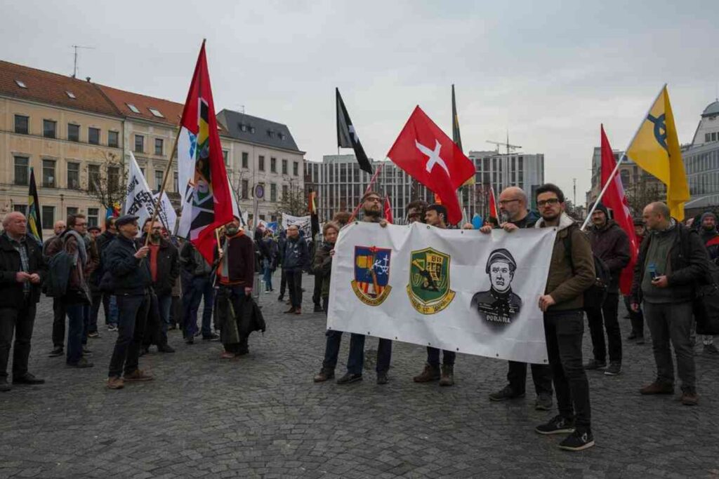 Piazza Barberini: un simbolo di protesta contro l'Europa e il riarmo, con la bandiera della vittoria sovietica