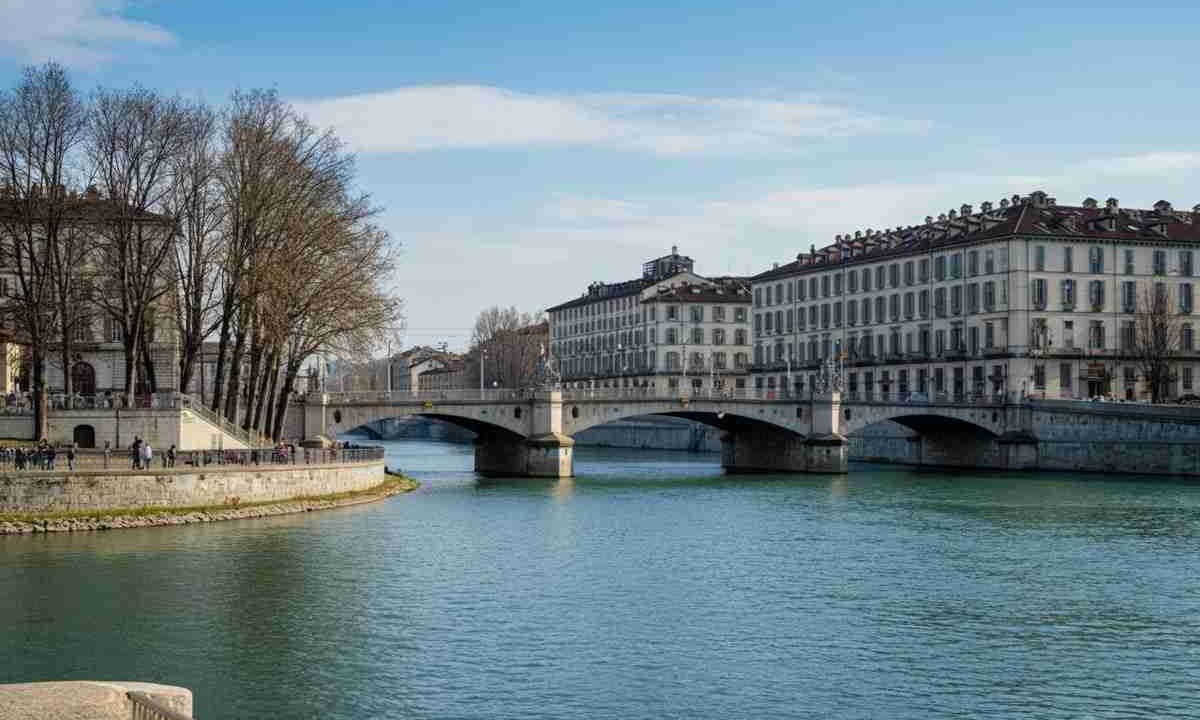 Tragedia a Torino: un bus turistico precipita dal ponte di piazza Vittorio Veneto, l'autista perde la vita