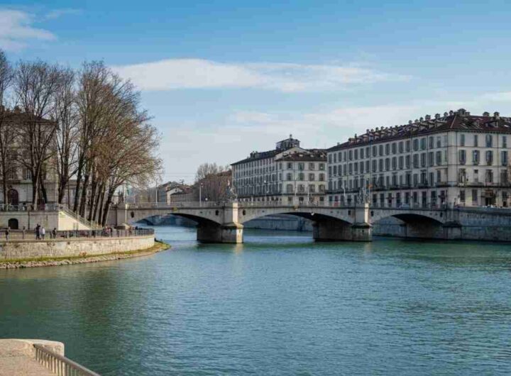 Tragedia a Torino: un bus turistico precipita dal ponte di piazza Vittorio Veneto, l'autista perde la vita