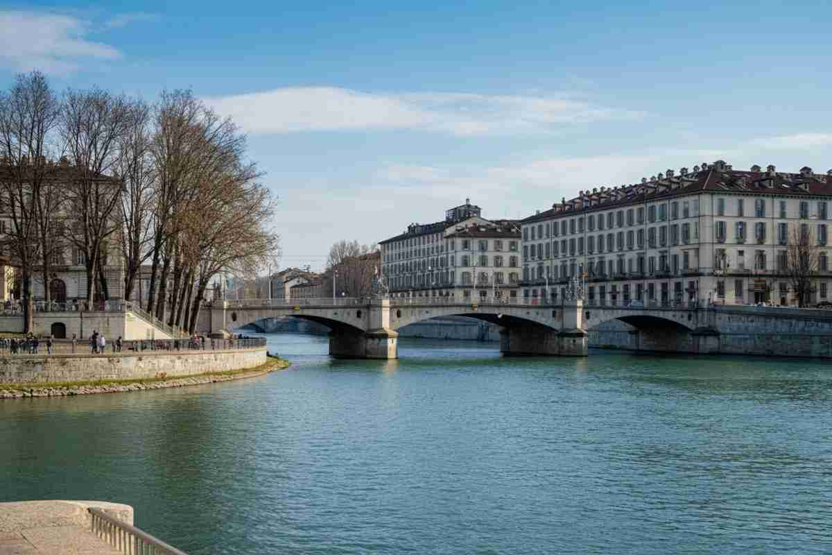 Tragedia a Torino: un bus turistico precipita dal ponte di piazza Vittorio Veneto, l'autista perde la vita