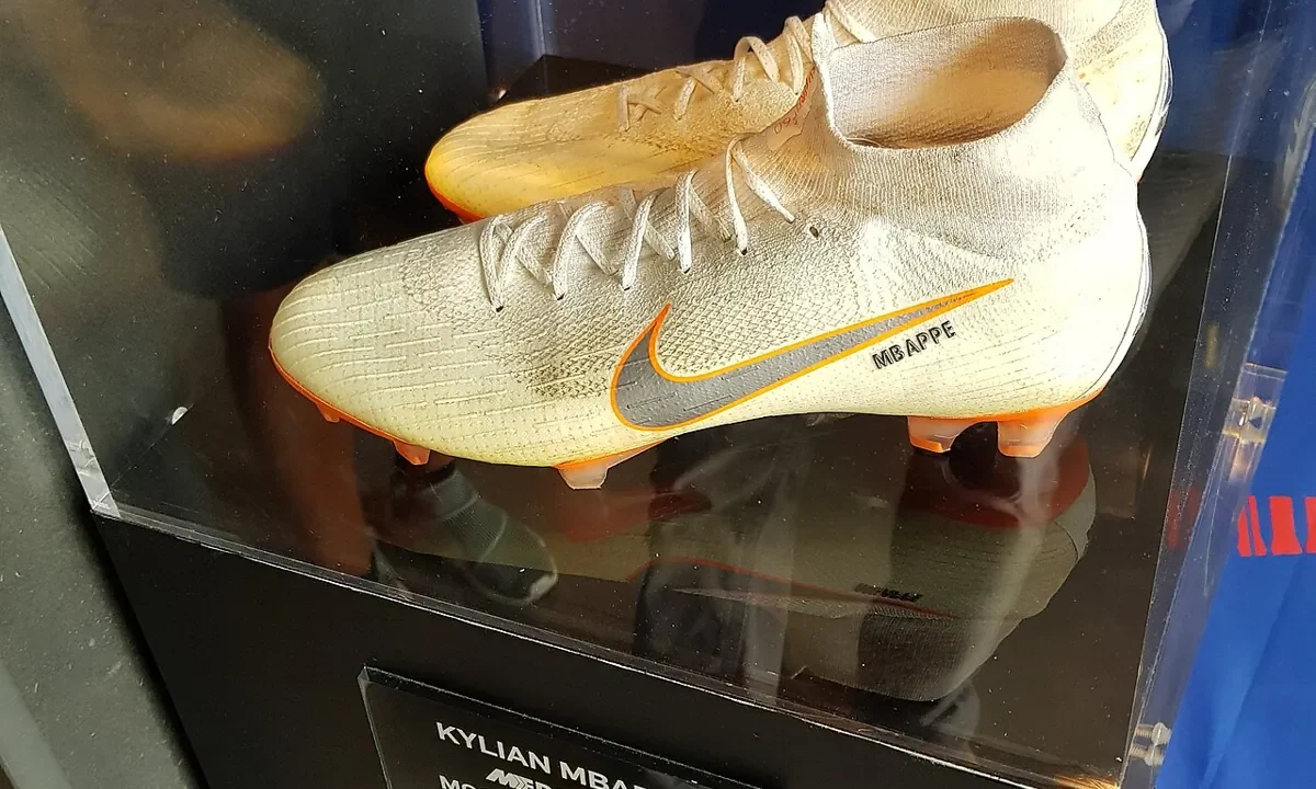 Mbappé abbandona Nike dopo 18 anni: il campione francese firma con On, il marchio svizzero entra nel calcio