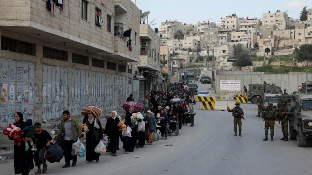 Cisgiordania, il lockdown totale e le demolizioni: migliaia di palestinesi sfollati da Hebron