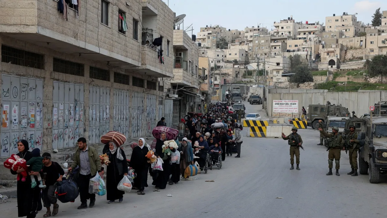 Cisgiordania, il lockdown totale e le demolizioni: migliaia di palestinesi sfollati da Hebron
